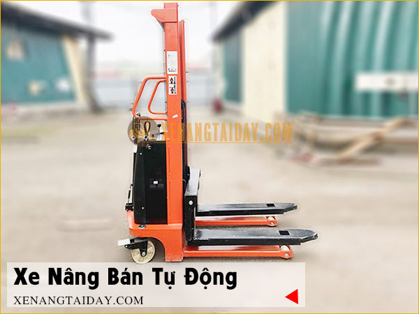 Xe nâng tay bán tự động