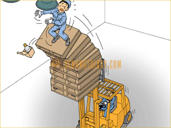 Hình ảnh minh hoạ xe nâng được sử dụng nâng người sai quy cách