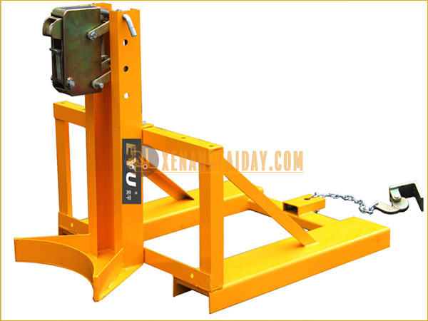Bộ kẹp phuy đơn tích hợp vào xe nâng sử dụng nâng hạ thùng phuy dễ dàng.