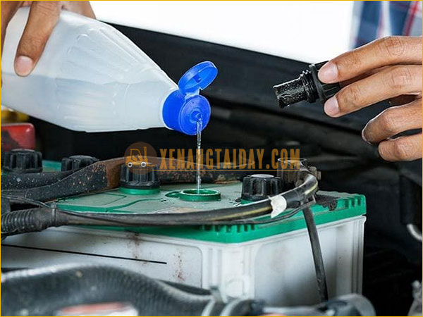 Kiểm tra và châm nước cất cho bình điện xe nâng