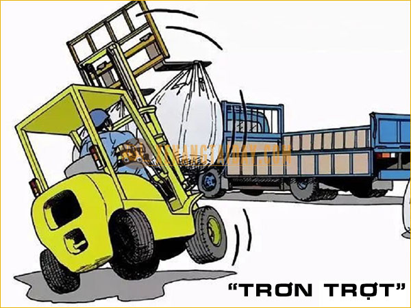 Xe nâng bao jumbo gặp mặt đường trơn trượt