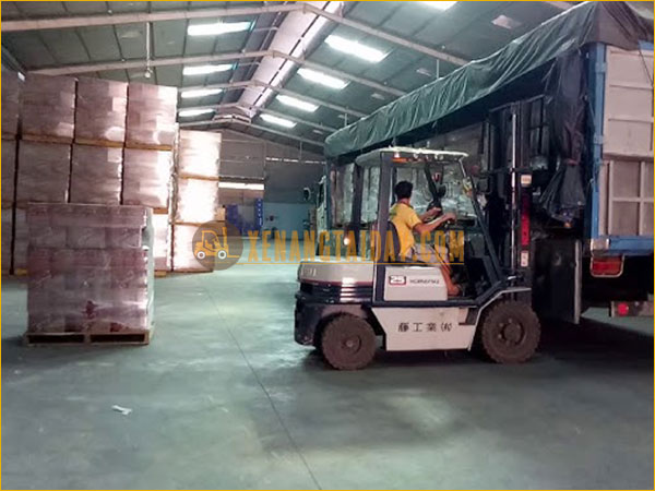Xe nâng động cơ lấy hàng trong kho