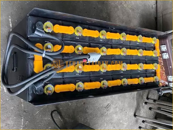 Tháo bình ắc quy xe nâng điện