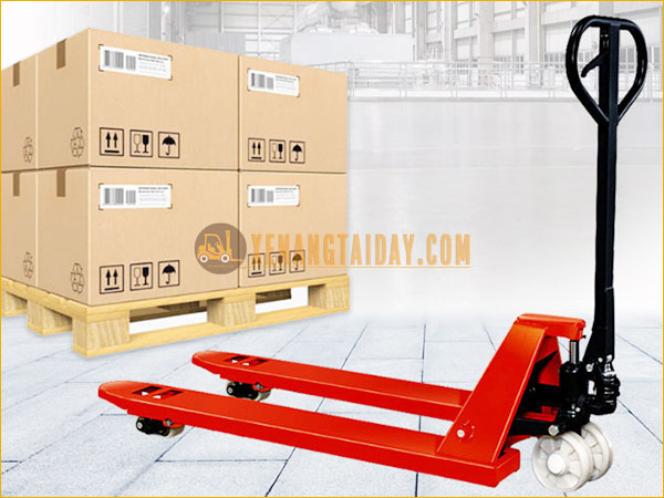 Xe nâng tay những ưu điểm phù hợp sử dụng cho những hoạt động di chuyển hàng hoá đơn giản