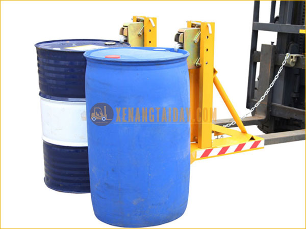 Bộ kẹp thùng phuy đôi tăng gấp 2 lần hiệu xuất nâng thùng phuy trong các khu công nghiệp.