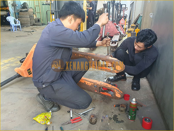 Hình ảnh minh họa: Kỹ thuật kiểm tra sửa chữa xe nâng tay.