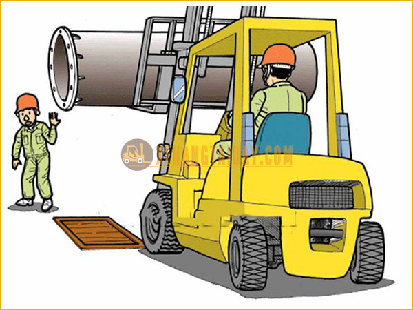 Xe nâng ống thép cán phải tấm gỗ
