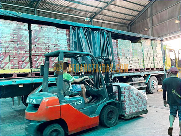 Khách hàng thuê xe nâng hoạt động trong kho