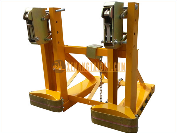 Cấu tạo của bộ kẹp thùng phuy đôi.