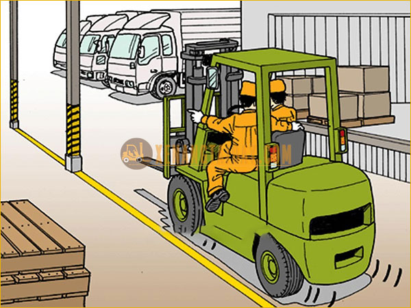 Chỉ duy nhất tài xế vận hành xe nâng được ngồi lên xe, tránh xảy ra tai nạn, đặc biệt khi thắng gấp