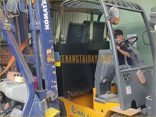 Thay thế ắc quy xe nâng điện 