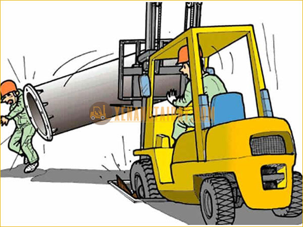 Xe nâng lọt hố làm rơi hàng hoá