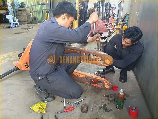 Dịch vụ sửa chữa các xe nâng tay