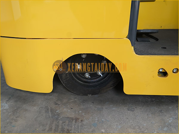 Xe điện đứng lắp bánh cao su