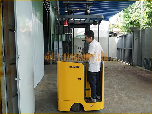 Xe nâng điện đứng lái thiết kể nhỏ gọn