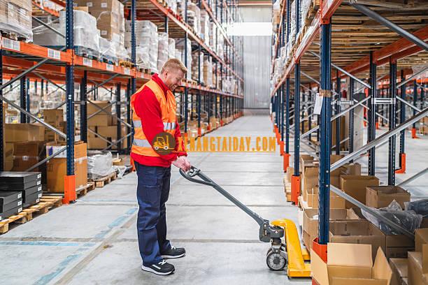 Xe nâng tay trong kho Logistic