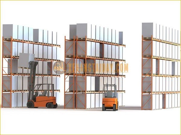 Hình ảnh minh họa kệ Selective và cách xe nâng vận hành trong kệ