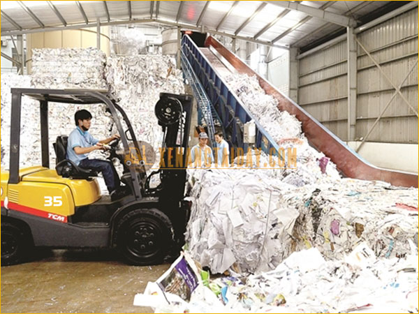 Xe nâng dầu thường được sử dụng trong các doanh nghiệp tái chế nguyên vật liệu để vận chuyển và xử lý các vật liệu tái chế.