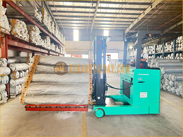 Xe nâng điện đứng trong ngành may mặc