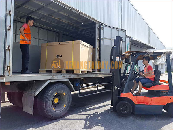 Xe nâng điện ngồi phục vụ trong ngành Logistic