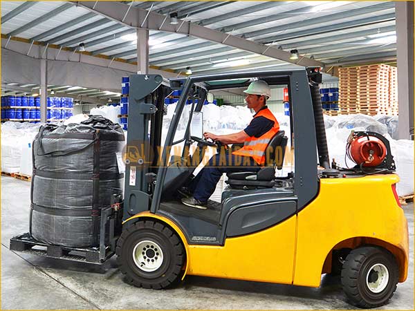 Xe nâng xăng hỗ trợ các kho hàng nhỏ, cần giới hạn về khí thải