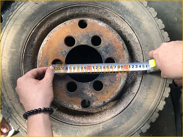 Đo khoảng cách tâm giữa 2 bu lông đối diện nhau