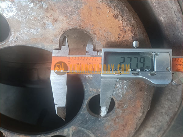 Đo kích thước lỗ bu lông tắc kê