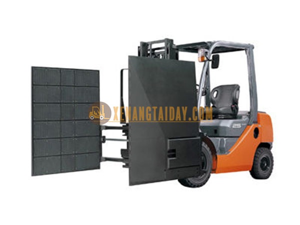 Xe nâng kẹp thùng carton