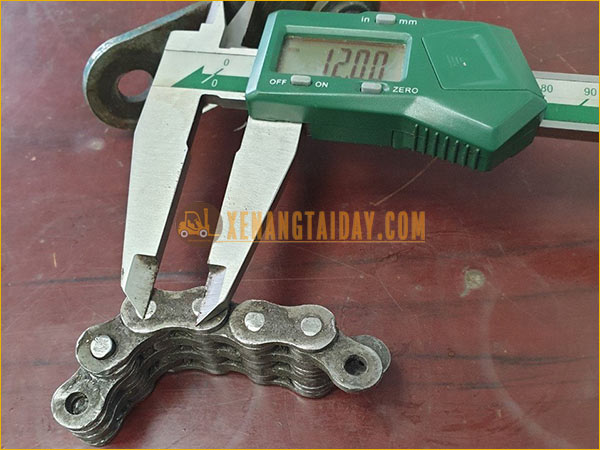 Khoảng cách giữa 2 mắt xích xe nâng