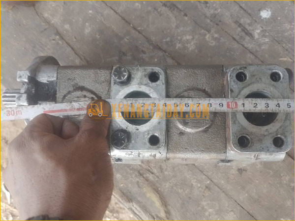 Khoảng cách giữa 2 đầu vào và ra của bơm thủy lực