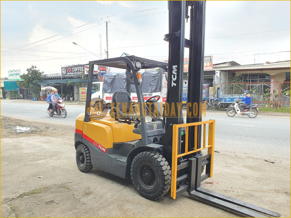 xe nâng hàng 2.5 tấn tcm