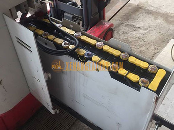 Giá bình điện xe nâng