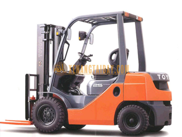 xe nâng dầu 2.5 tấn toyota