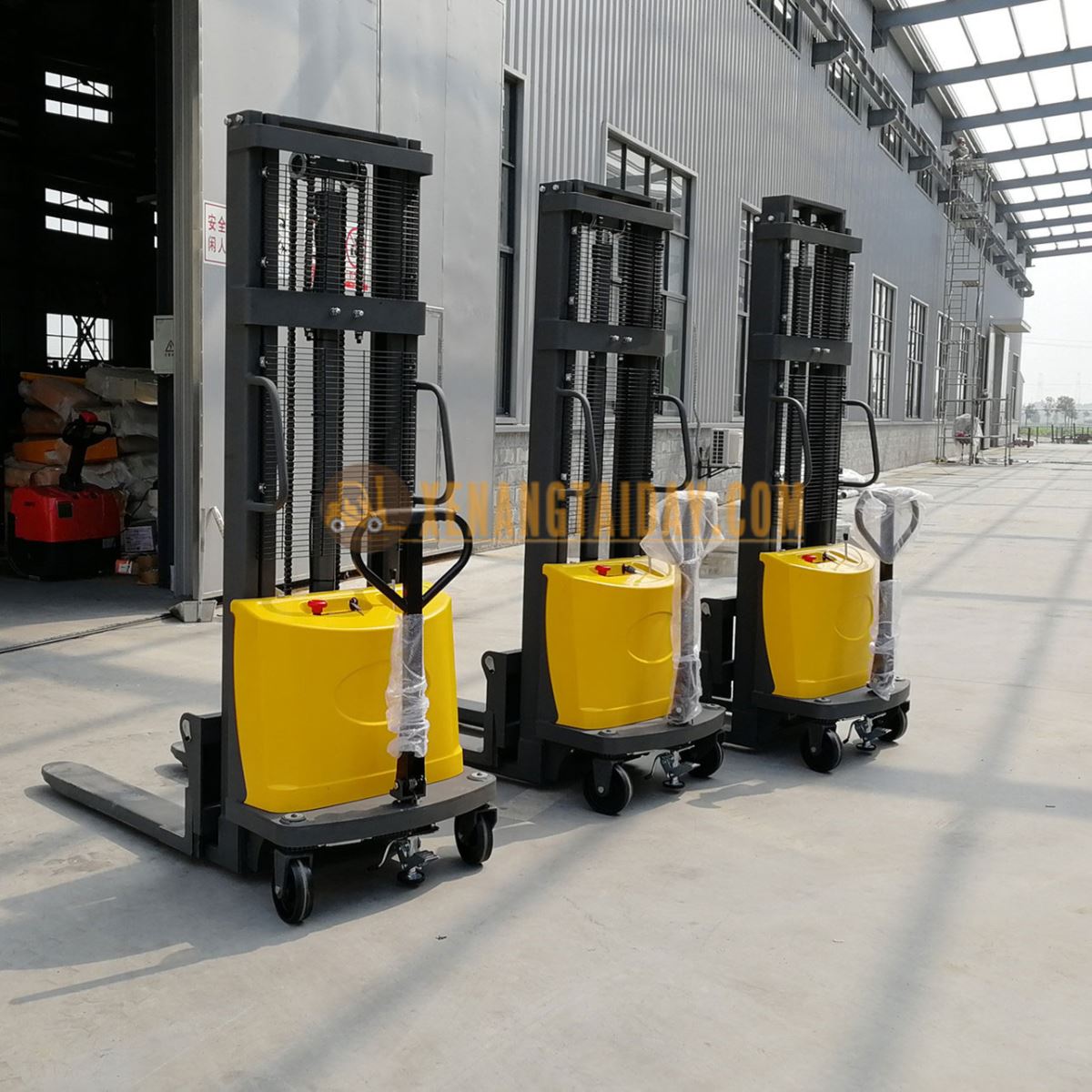 Xe nâng điện bán tự động