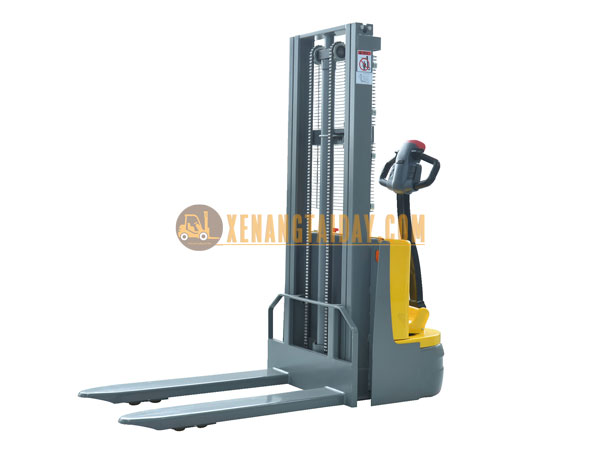 xe nâng bán tự động