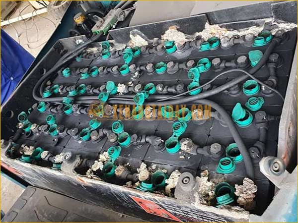 Bảo dưỡng bình acquy sai cách dẫn đến nhanh bị oxi hoá