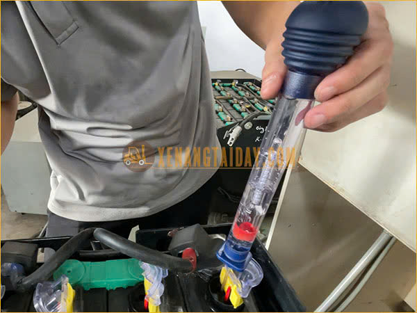 Kiểm tra tình trạng sức khỏe bình bằng cách đo nồng độ axit