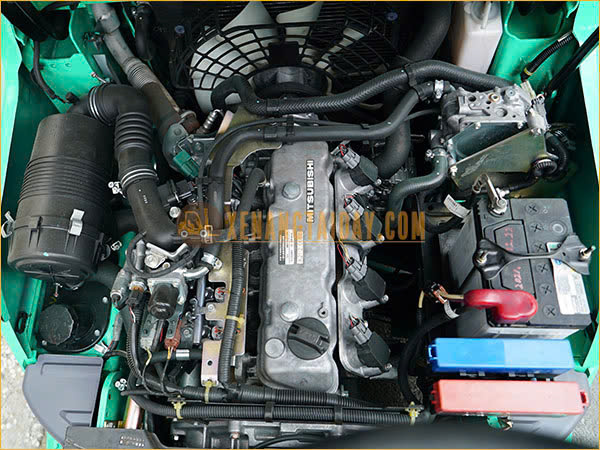 Két nước nằm trong khoang động cơ xe nâng