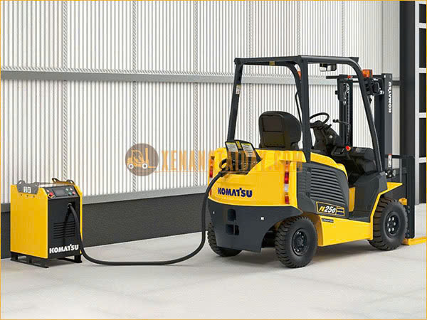 Sạc xe nâng điện ngồi trong kho