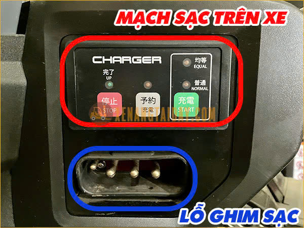 Ổ sạc trên xe nâng điện