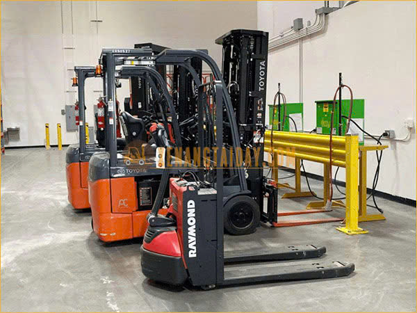 Sạc bình điện đầy vào cuối ngày làm việc