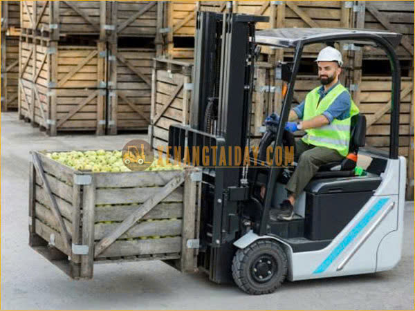 Xe nâng điện ngồi đang làm việc trong kho