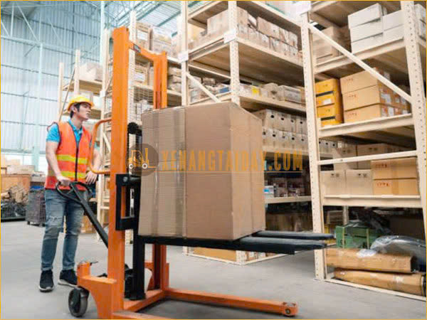 Xe nâng tay cao vận chuyển hàng thành phẩm