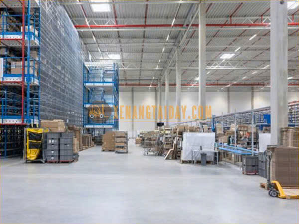 Xe nâng tay sử dụng trong kho có lối đi hạn chế