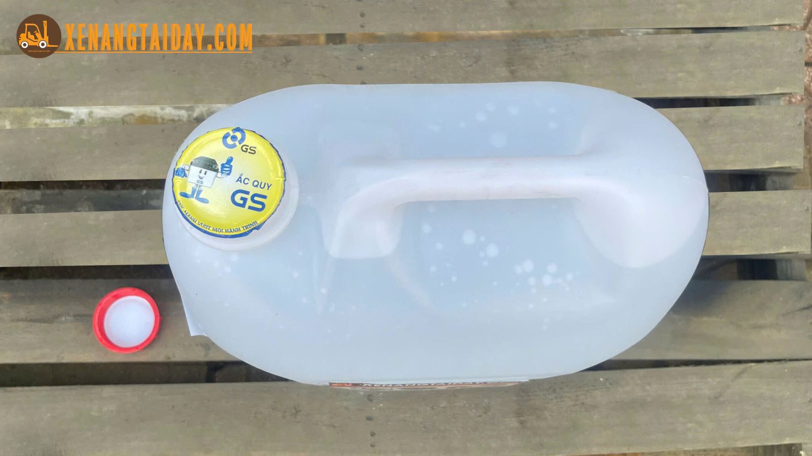 Nước cất hiệu GS châm bình điện xe nâng