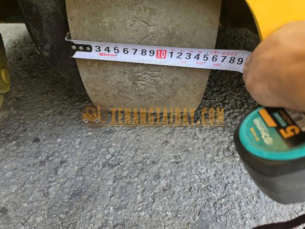 Đo bề dày bánh PU xe nâng điện đứng