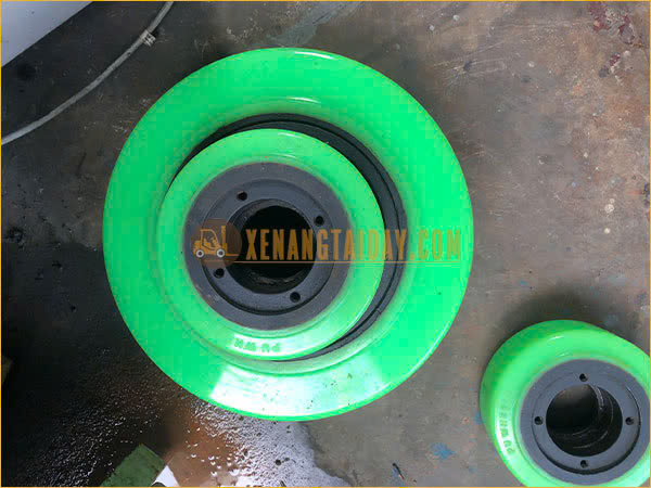 XENANGTAIDAY.COM cung cấp bánh PU xe nâng điện đứng