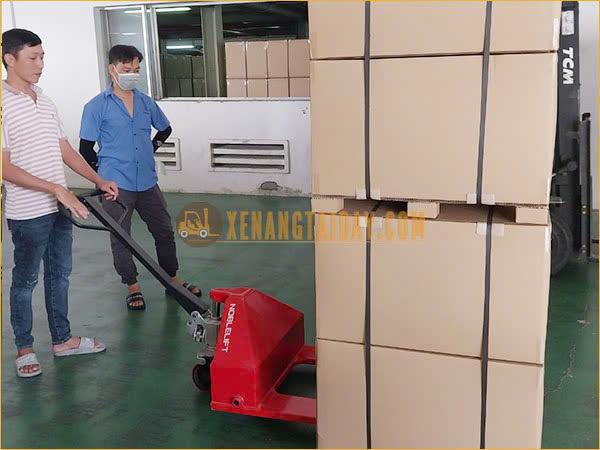 Xe nâng tay siêu thấp nâng pallet hàng