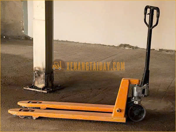 Xe nâng tay siêu thấp được sử dụng trong kho