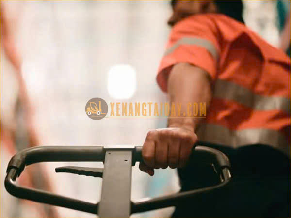 Xe nâng tay được sử dụng rộng rãi trong kho xưởng
